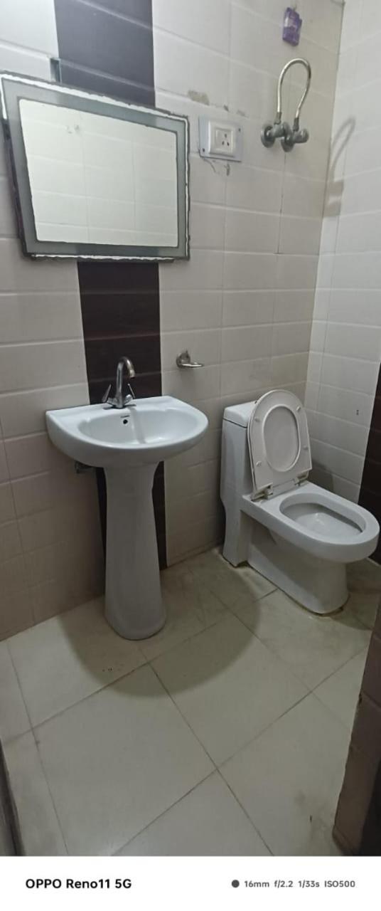 Airport Hotel Pariksheet Inn Ню Делхи Екстериор снимка