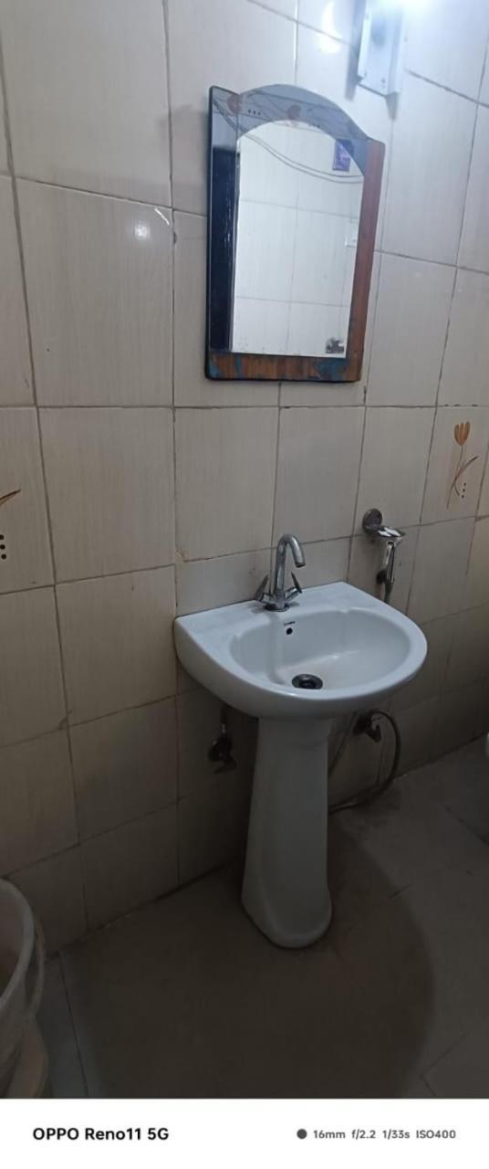 Airport Hotel Pariksheet Inn Ню Делхи Екстериор снимка
