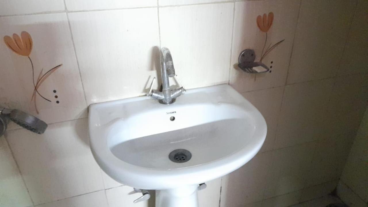 Airport Hotel Pariksheet Inn Ню Делхи Екстериор снимка